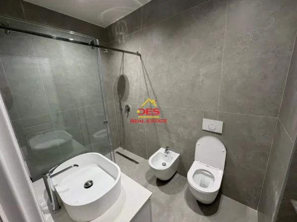 Vlore, jepet me qera apartament 2+1+Ballkon Kati 2, 100 m² 700 € (Rruga Sadik Zotaj)