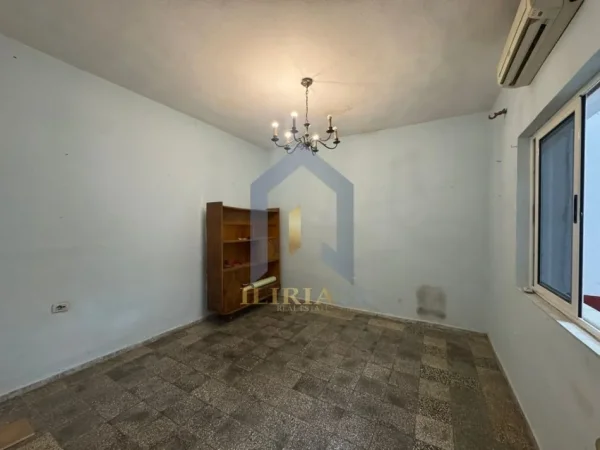 Tirane, jap me qera ambjent biznesi Kati 0, 200 m² 650 € (Pazari i Ri ambient biznesi)