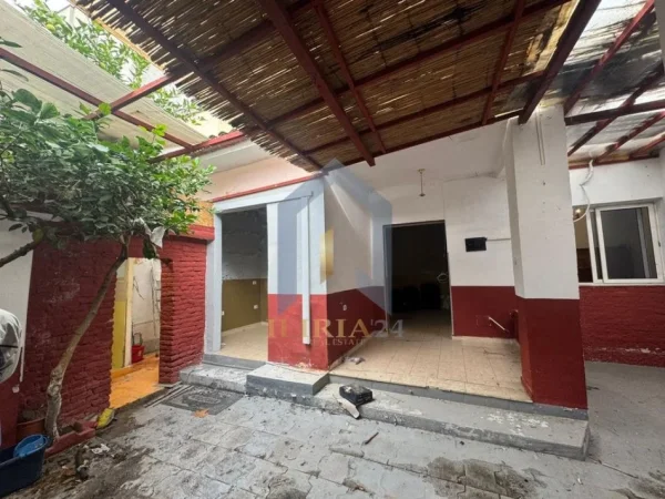 Tirane, jap me qera ambjent biznesi Kati 0, 200 m² 650 € (Pazari i Ri ambient biznesi)