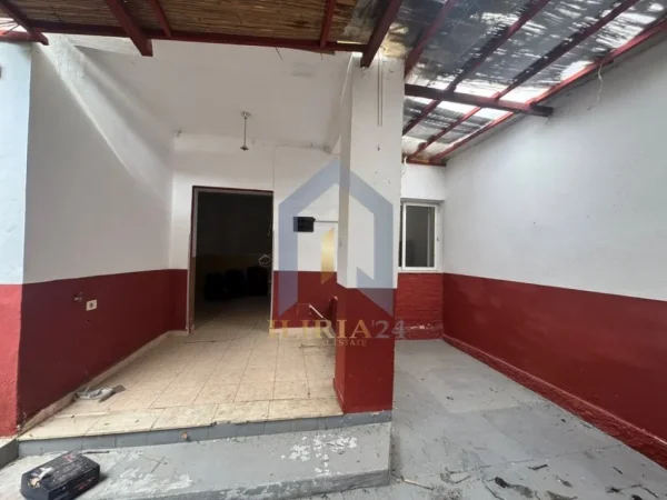 Tirane, jap me qera ambjent biznesi Kati 0, 200 m² 650 € (Pazari i Ri ambient biznesi)