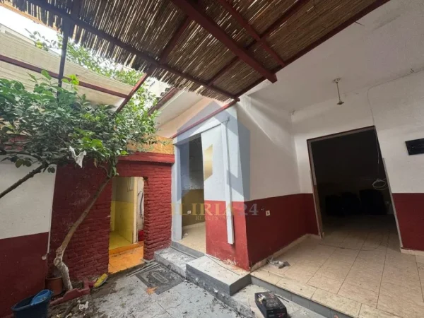 Tirane, jap me qera ambjent biznesi Kati 0, 200 m² 650 € (Pazari i Ri ambient biznesi)