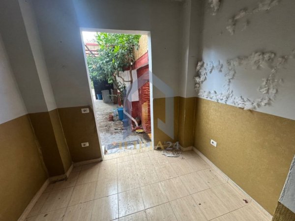 Tirane, jap me qera ambjent biznesi Kati 0, 200 m² 650 € (Pazari i Ri ambient biznesi)