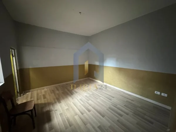 Tirane, jap me qera ambjent biznesi Kati 0, 200 m² 650 € (Pazari i Ri ambient biznesi)