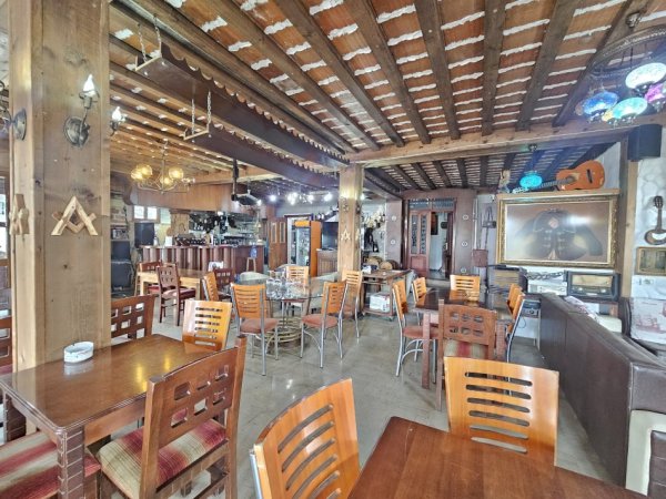 Tirane, jepet me qera bar-resorant Kati 1, 700 m² 3.000 € 