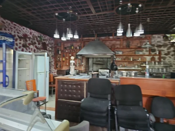 Tirane, jepet me qera bar-resorant Kati 1, 700 m² 3.000 € 