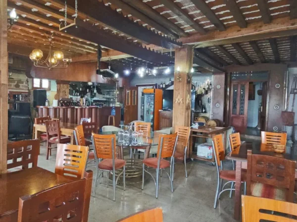 Tirane, jepet me qera bar-resorant Kati 1, 700 m² 3.000 € 