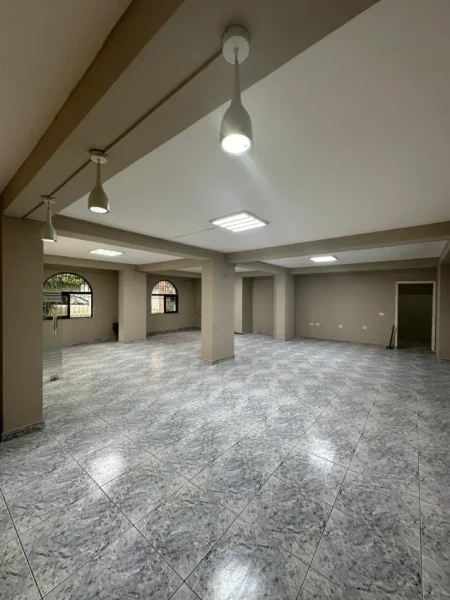 Tirane, jepet me qera ambjent biznesi Kati 0, 138 m² 700 € (Rruga Sitki Cico)