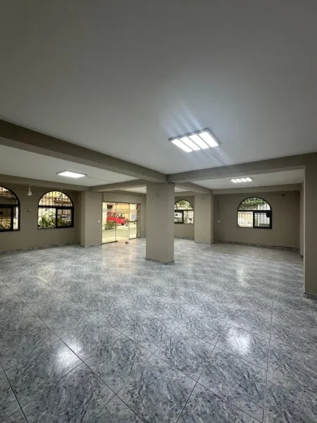 Tirane, jepet me qera ambjent biznesi Kati 0, 138 m² 700 € (Rruga Sitki Cico)