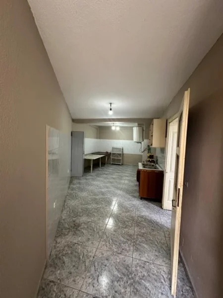 Tirane, jepet me qera ambjent biznesi Kati 0, 138 m² 700 € (Rruga Sitki Cico)