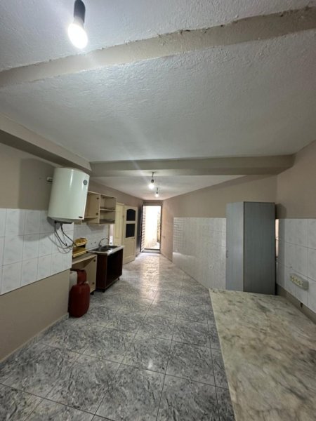 Tirane, jepet me qera ambjent biznesi Kati 0, 138 m² 700 € (Rruga Sitki Cico)