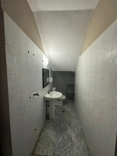 Tirane, jepet me qera ambjent biznesi Kati 0, 138 m² 700 € (Rruga Sitki Cico)