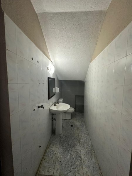 Tirane, jepet me qera ambjent biznesi Kati 0, 138 m² 700 € (Rruga Sitki Cico)