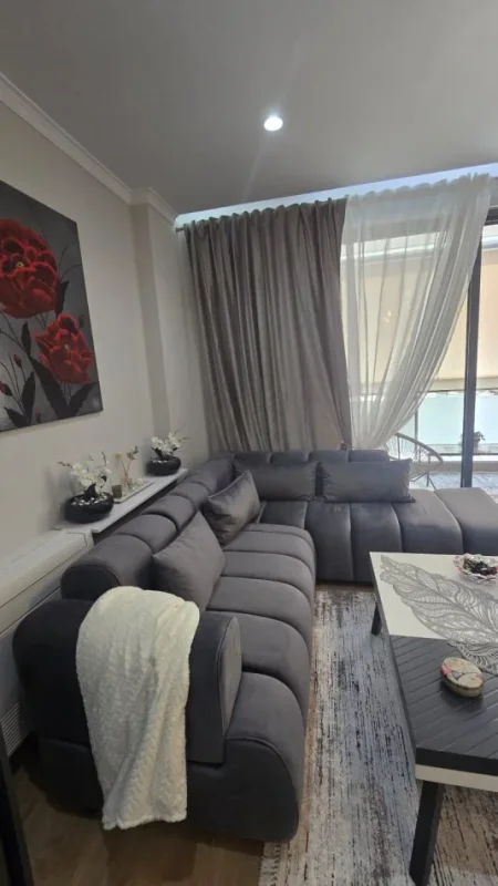 Tirane, jap me qera apartament 2+1+Ballkon Kati 1, 95 m² 800 € (Rruga Artan Lenja, Rezidenca Alba)