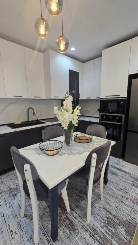 Tirane, jap me qera apartament 2+1+Ballkon Kati 1, 95 m² 800 € (Rruga Artan Lenja, Rezidenca Alba)