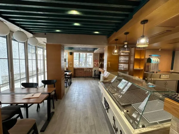 Tirane, jepet me qera ambjent biznesi , 160 m² 2.200 € 