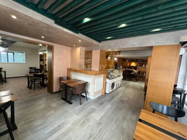 Tirane, jepet me qera ambjent biznesi , 160 m² 2.200 € 