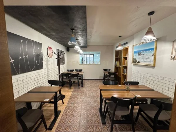 Tirane, jepet me qera ambjent biznesi , 160 m² 2.200 € 