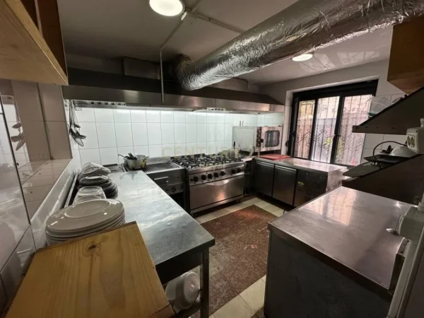 Tirane, jepet me qera ambjent biznesi , 160 m² 2.200 € 