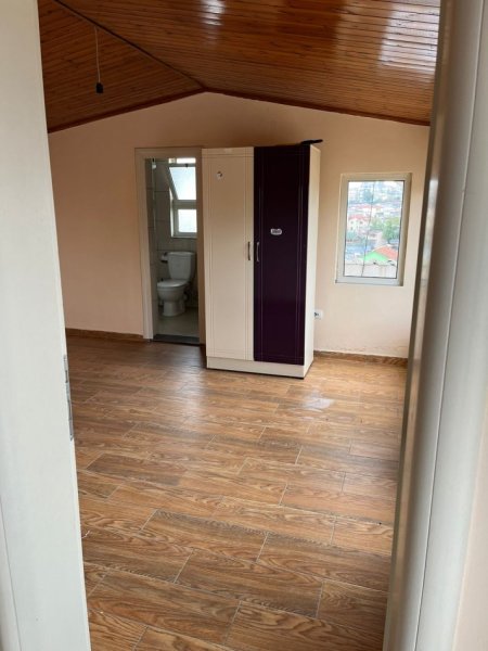 Tirane, jepet me qera apartament duplex 3+1 Kati 1, 100 m² 550 € (ali dem)