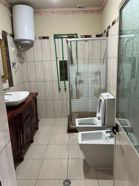Tirane, jepet me qera apartament duplex 3+1 Kati 1, 100 m² 550 € (ali dem)