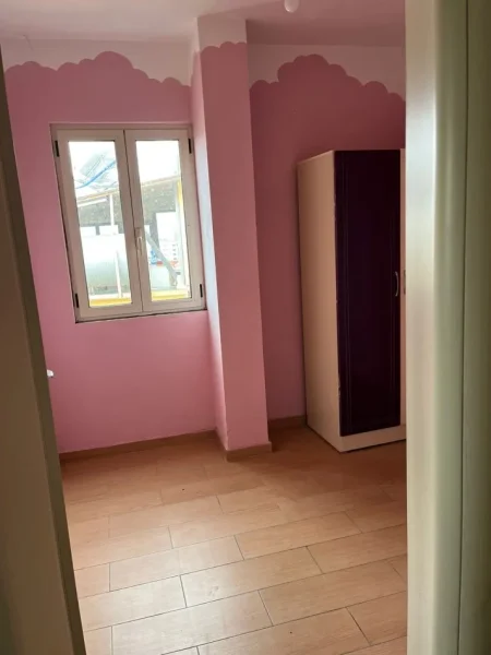 Tirane, jepet me qera apartament duplex 3+1 Kati 1, 100 m² 550 € (ali dem)