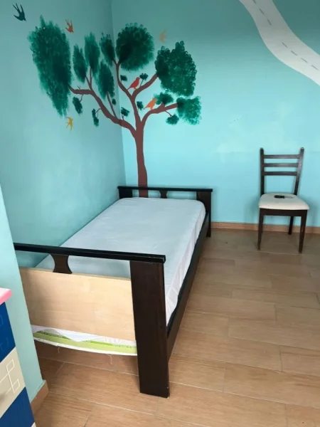 Tirane, jepet me qera apartament duplex 3+1 Kati 1, 100 m² 550 € (ali dem)