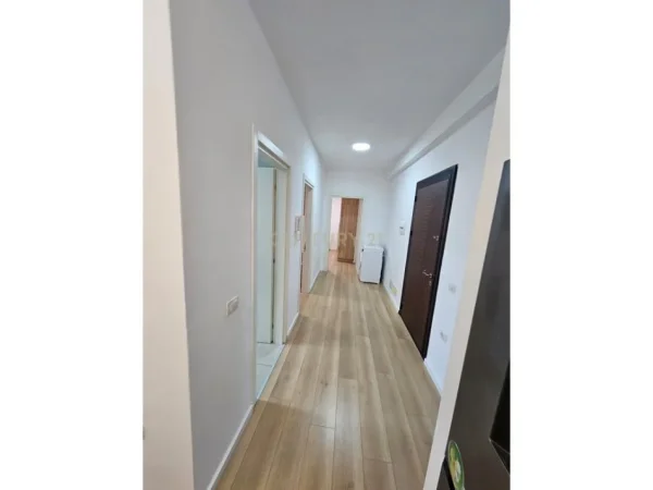 Tirane, jepet me qera apartament 2+1 Kati 9, 70 m² 650 € (Ish Fusha e Aviacionit)