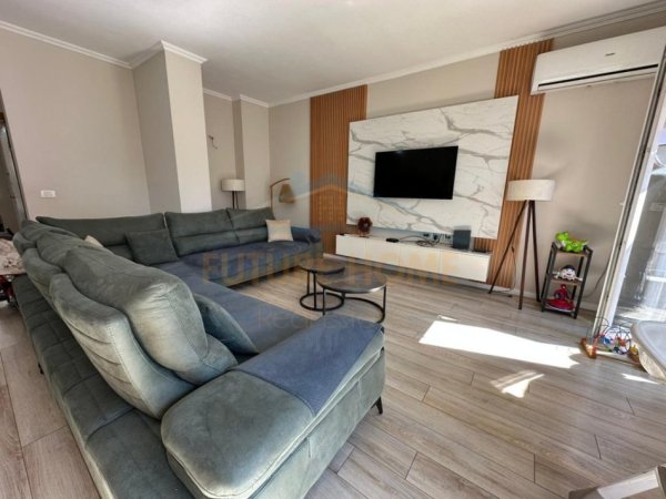 Tirane, shitet apartament 1+1 Kati 4, 181 m² 250.000 € (Fusha e Sportit, Laprake)
