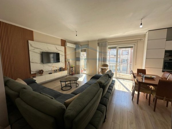 Tirane, shitet apartament 1+1 Kati 4, 181 m² 250.000 € (Fusha e Sportit, Laprake)