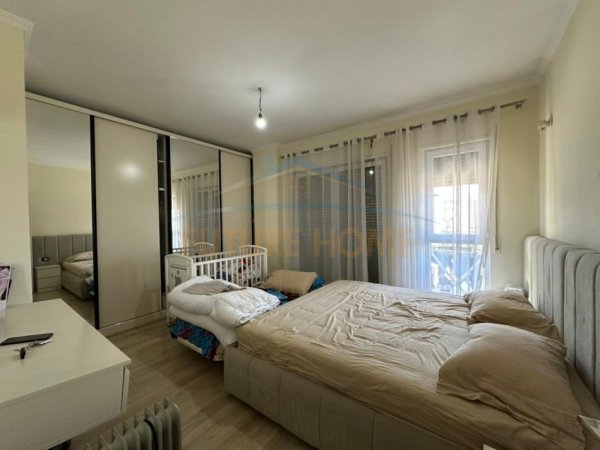 Tirane, shitet apartament 1+1 Kati 4, 181 m² 250.000 € (Fusha e Sportit, Laprake)