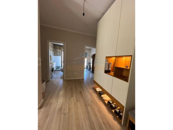 Tirane, shitet apartament 1+1 Kati 4, 181 m² 250.000 € (Fusha e Sportit, Laprake)