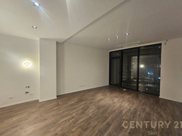 Tirane, jepet me qera ambjent biznesi Kati 3, 70 m² 870 € 