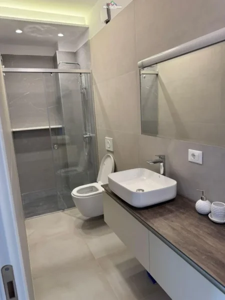Tirane, jepet me qera apartament 1+1+Ballkon Kati 9, 70 m² 800 € (jusuf vrioni)