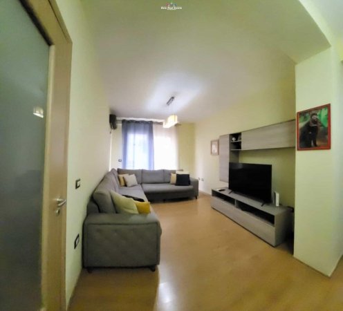 Tirane, jepet me qera apartament 2+1+Ballkon Kati 2, 91 m² 900 € (rruga e kavajes)