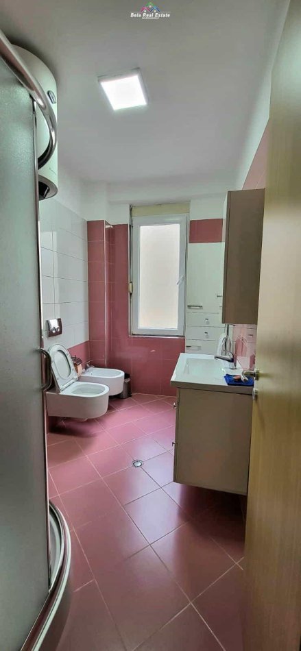 Tirane, jepet me qera apartament 2+1+Ballkon Kati 2, 91 m² 900 € (rruga e kavajes)