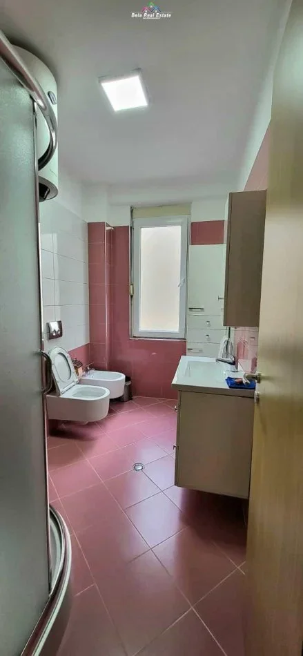 Tirane, jepet me qera apartament 2+1+Ballkon Kati 2, 91 m² 900 € (rruga e kavajes)