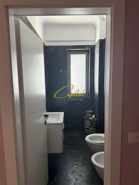 Tirane, jepet me qera apartament 2+1 Kati 6, 100 m² 800 € (ISH FUSHA AVIACIONIT)