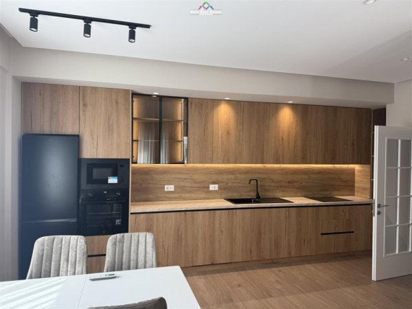 Tirane, jepet me qera apartament 2+1 Kati 6, 100 m² 800 € (fusha e aviacionit)