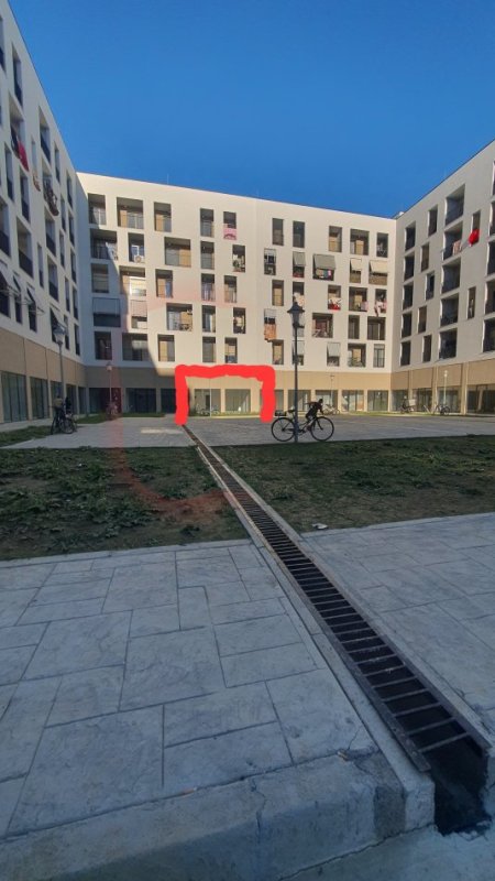 Tirane, jap me qera dyqan Kati 0, 70 m² 750 € (Ish Kombinati Tekstil ( Blloku I ri I Banimit ))