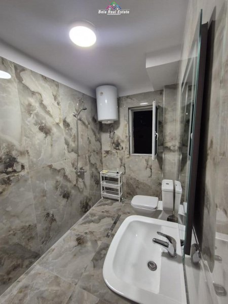 Tirane, jepet me qera zyre Kati 4, 60 m² 400 € (ali demi)