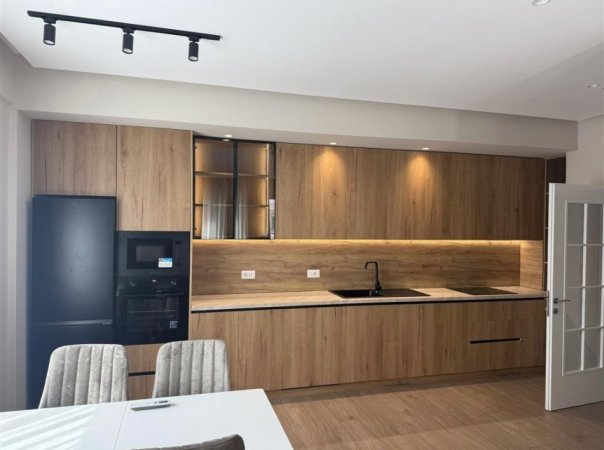 Tirane, jepet me qera apartament 2+1 Kati 6, 100 m² 800 € (fusha aviacionit)