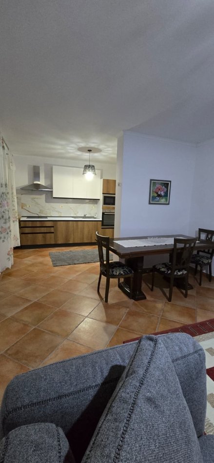 Tirane, jepet me qera apartament duplex 3+1 Kati 2, 100 m² 700 € (VILAT GJERMANE)
