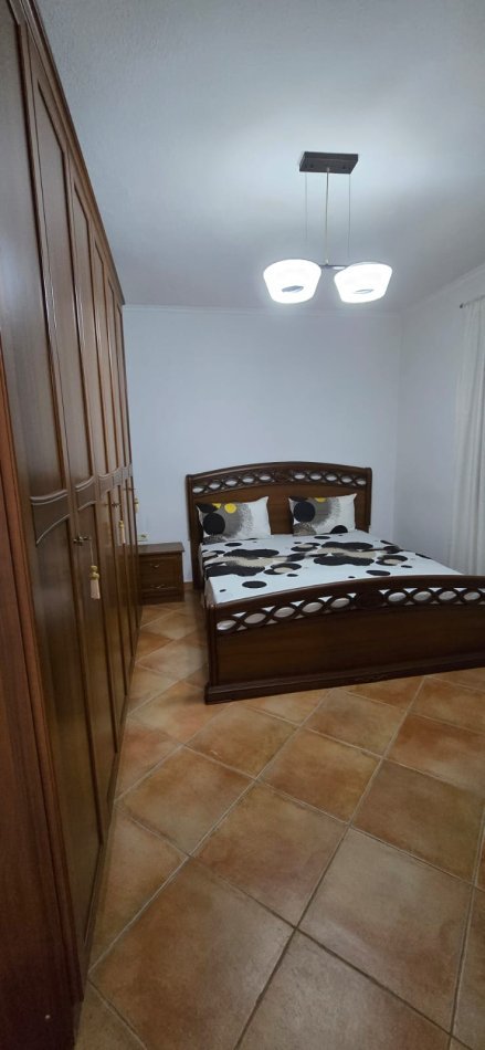 Tirane, jepet me qera apartament duplex 3+1 Kati 2, 100 m² 700 € (VILAT GJERMANE)
