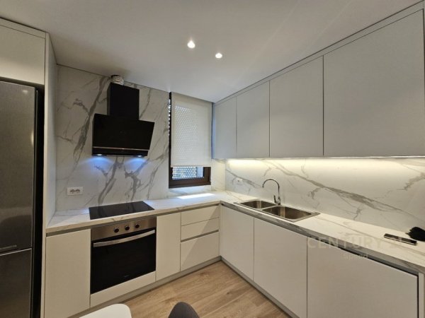 Tirane, jepet me qera apartament 1+1 Kati 3, 77 m² 1.200 € (Barrikada)
