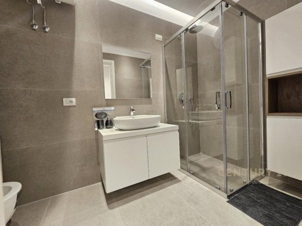 Tirane, jepet me qera apartament 1+1 Kati 3, 77 m² 1.200 € (Barrikada)