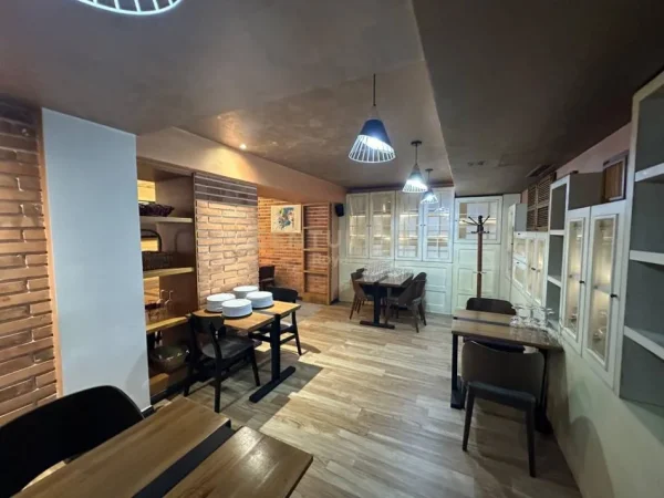 Tirane, jepet me qera bar-resorant Kati 0, 160 m² 2.200 € (Zogu i Zi)