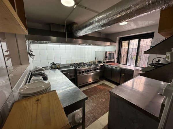 Tirane, jepet me qera bar-resorant Kati 0, 160 m² 2.200 € (Zogu i Zi)