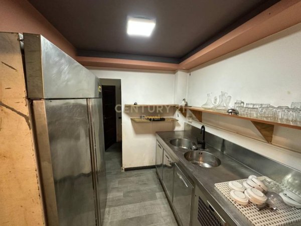 Tirane, jepet me qera bar-resorant Kati 0, 160 m² 2.200 € (Zogu i Zi)