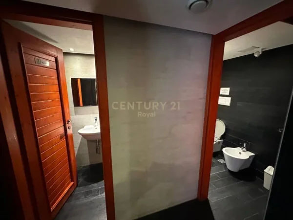 Tirane, jepet me qera bar-resorant Kati 0, 160 m² 2.200 € (Zogu i Zi)