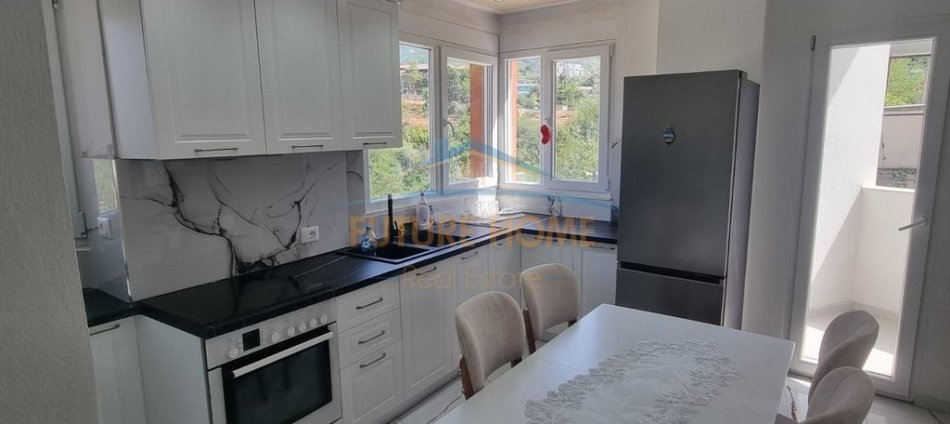 Tirane, jepet me qera apartament 1+1 Kati 1, 105 m² 500 € (Fresku)